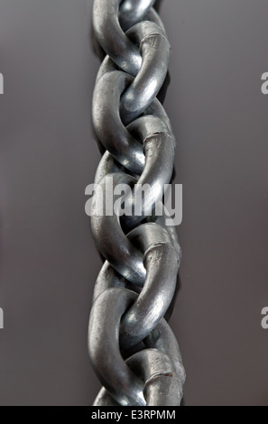 Catena di metallo sul nero brillante sullo sfondo dello specchio Foto Stock
