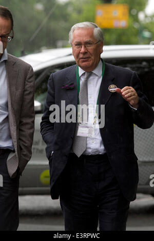 Wimbledon Londra,UK. Il 28 giugno 2014. Ex Governatore della Banca d'Inghilterra Mervyn King arriva come ospite al sesto giorno del 2014 Lawn Tennis championships Credito: amer ghazzal/Alamy Live News Foto Stock