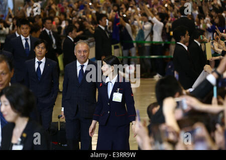 Narita Venerdì 27 Giugno, 2014. Il 27 giugno, 2014. Alberto Zaccheroni (JPN) Calcio/Calcetto : Giapponese National Soccer team sono visto all'arrivo di ritorno dalla Coppa del Mondo 2014 Brasile a Narita aeroporto Internazionale di Narita il Venerdì, 27 giugno 2014 . © AFLO SPORT/Alamy Live News Foto Stock