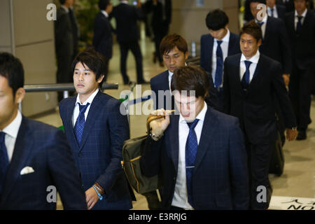 Narita Venerdì 27 Giugno, 2014. Il 27 giugno, 2014. Giappone team group (JPN) Calcio/Calcetto : Giapponese National Soccer team sono visto all'arrivo di ritorno dalla Coppa del Mondo 2014 Brasile a Narita aeroporto Internazionale di Narita il Venerdì, 27 giugno 2014 . © AFLO SPORT/Alamy Live News Foto Stock