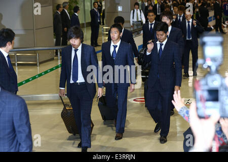 Narita Venerdì 27 Giugno, 2014. Il 27 giugno, 2014. Giappone team group (JPN) Calcio/Calcetto : Giapponese National Soccer team sono visto all'arrivo di ritorno dalla Coppa del Mondo 2014 Brasile a Narita aeroporto Internazionale di Narita il Venerdì, 27 giugno 2014 . © AFLO SPORT/Alamy Live News Foto Stock