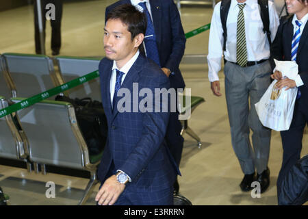 Narita Venerdì 27 Giugno, 2014. Il 27 giugno, 2014. Yuto Nagatomo (JPN) Calcio/Calcetto : Giapponese National Soccer team sono visto all'arrivo di ritorno dalla Coppa del Mondo 2014 Brasile a Narita aeroporto Internazionale di Narita il Venerdì, 27 giugno 2014 . © AFLO SPORT/Alamy Live News Foto Stock