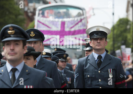 Londra, Regno Unito. Il 28 giugno, 2014. Diverse migliaia di partecipanti prendono parte a questo anno di Londra Gay Pride attraverso le strade della capitale. Nella foto: soldati e le donne che prendono parte a forze armate giorno e i partecipanti a Londra Gay Pride Parade si mescolano in Oxford Street in attesa di passare alle loro destinazioni. © Lee Thomas/ZUMA filo/ZUMAPRESS.com/Alamy Live News Foto Stock