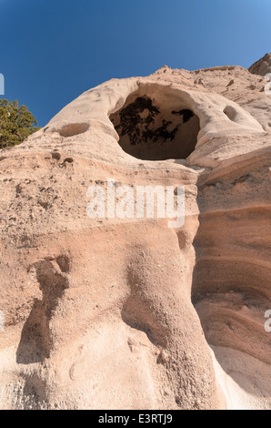 Un antica dimora scogliera a tenda Kasha-Katuwe Rocks National Monument, Nuovo Messico, Stati Uniti d'America. Foto Stock