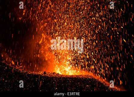 Eruzione vulcanica al vulcano Stromboli e le Isole Eolie: eruzioni stromboliane e le fontane di lava nel cratere attivo di notte Foto Stock