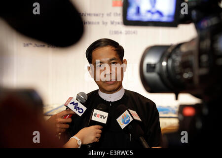 (140628) -- YANGON, 28 giugno 2014 (Xinhua) -- U Ko Ko Hlaing, capo consulente politico in Myanmar il presidente, parla ai media durante la cerimonia comemoration del sessantesimo anniversario dell annuncio dei cinque principi della coesistenza pacifica di Yangon, Myanmar, 28 giugno 2014. Il Myanmar il Ministero degli Esteri ha organizzato una funzione per commemorare il sessantesimo anniversario di cinque principi di convivenza pacifica, che cade di sabato. (Xinhua/U Aung)(bxq) Foto Stock