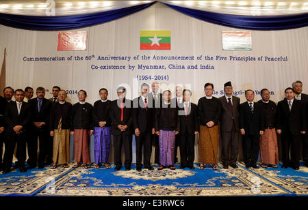 (140628) -- YANGON, 28 giugno 2014 (Xinhua) -- i funzionari e gli ospiti posano per una foto di gruppo durante la cerimonia comemoration del sessantesimo anniversario dell annuncio dei cinque principi della coesistenza pacifica di Yangon, Myanmar, 28 giugno 2014. Il Myanmar il Ministero degli Esteri ha organizzato una funzione per commemorare il sessantesimo anniversario di cinque principi di convivenza pacifica, che cade di sabato. (Xinhua/U Aung)(bxq) Foto Stock