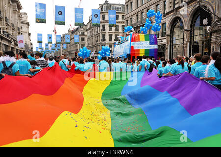 Londra, Regno Unito. Il 28 giugno 2014. Giant bandiera arcobaleno a Londra Pride Parade 2014 a Londra. Tempeste di pioggia durante tutta la giornata non smorzare gli spiriti dei 20.000 persone in parata della folla in strade affollate guardando. Essa ha tuttavia portare fuori un sacco di rainbow ombrelloni. Credito: Paul Brown/Alamy Live News Foto Stock