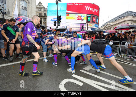 Londra, Regno Unito. Il 28 giugno 2014. Orgoglio Londra 2014, Londra, Inghilterra. Tempeste di pioggia durante tutta la giornata non smorzare gli spiriti dei 20.000 persone in parata della folla in strade affollate guardando. Essa ha tuttavia portare fuori un sacco di rainbow ombrelloni. Credito: Paul Brown/Alamy Live News Foto Stock