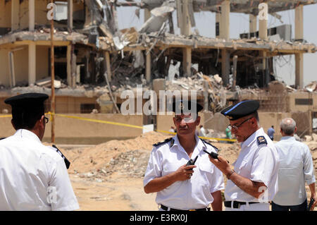 Giugno 28, 2014 - Cairo, Egitto - Due bombe sono esplose in un piccolo telefono scambio di Cairo la periferia, uccidendo un 18-anno-vecchia ragazza e sua madre per giorni dopo una stringa di piccole esplosioni di bombe ha colpito la capitale egiziana della rete metropolitana. Le due bombe erano stati memorizzati lo scambio edificio che era ancora in costruzione, fonti di sicurezza e una fonte giudiziaria detto. L'incompiuto edificio in calcestruzzo parzialmente crollata nel blast. Le due donne sono state uccise la moglie e la figlia di un sito in costruzione guard, che visse in un allegato per l'edificio di 6 di ottobre la città, un satellite orientale d Foto Stock