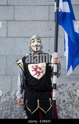 Stirling 28 Giugno, 2014. Mark Donaldson nella Battaglia di Bannockburn rievocazione. Migliaia di persone hanno girato fuori per un fine settimana di rievocazioni storiche e di svaghi. La battaglia è stata una vittoria scozzese nella prima guerra di indipendenza scozzese. Il Castello di Stirling, un Royal Scots fortezza, occupata dall'inglese, era sotto assedio da parte dell esercito scozzese. Edward II d'Inghilterra assemblata una forza per alleviare la quale non è riuscita e il suo esercito fu sconfitto in battaglia da un piccolo esercito comandato da Robert the Bruce di Scozia. Foto Stock