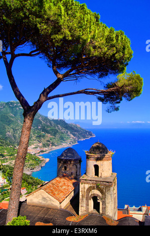 Famosa vista da una villa a Ravello, Amalfi, Italia Foto Stock