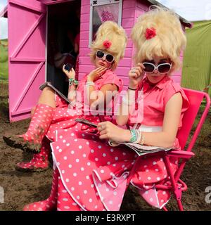 Glastonbury, Somerset, Regno Unito. Il 28 giugno, 2014. Glastonbury Festival, 28 Giugno 2014: Come il sole fa un aspetto di benvenuto personale presso il coccolato Rosa Boutique sono a portata di mano per dare i frequentatori del festival una consultazione gratuita. Credito: Tom Corban/Alamy Live News Foto Stock