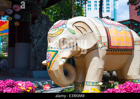 Una carta lanterna elefante sorge al di fuori del tempio Jogyesa a Seul, Corea del Sud, precedendo di Buddha il compleanno il 6 maggio. Foto Stock