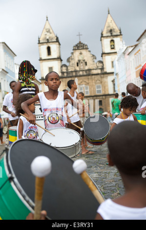 SALVADOR, Brasile - 15 ottobre 2013: un gruppo di giovani brasiliani stand drumming in un gruppo nel centro storico di Pelourinho. Foto Stock