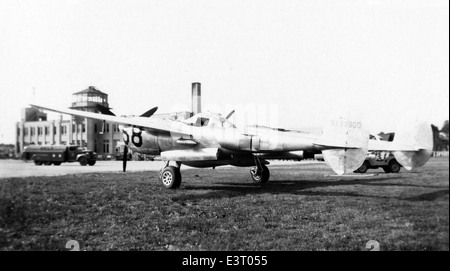 Questa fotografia della collezione Charles M. Daniels raffigura l'aeromobile NX69800. La collezione include immagini storiche dell'aviazione, che offrono uno sguardo ai momenti chiave della storia dell'aviazione. Foto Stock
