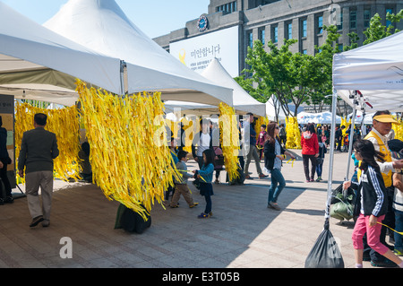 Nastri giallo appendere fuori del municipio di Seoul il 6 maggio 2014 in memoria delle vite perse in traghetto Sewol tragedia. Foto Stock