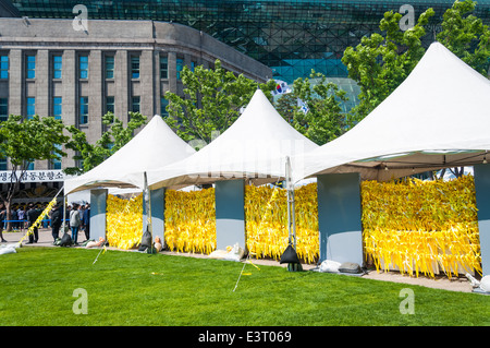 Nastri giallo appendere fuori del municipio di Seoul il 6 maggio 2014 in memoria delle vite perse in traghetto Sewol tragedia. Foto Stock