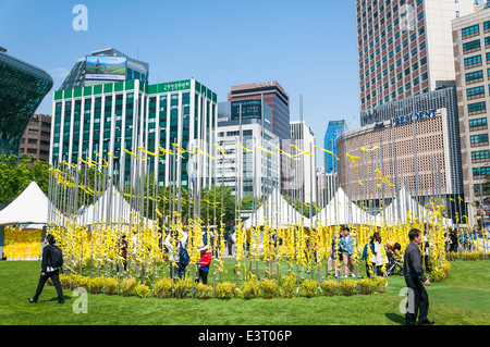 Nastri giallo appendere fuori del municipio di Seoul il 6 maggio 2014 in memoria delle vite perse in traghetto Sewol tragedia. Foto Stock