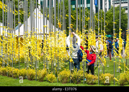 Nastri giallo appendere fuori del municipio di Seoul il 6 maggio 2014 in memoria delle vite perse in traghetto Sewol tragedia. Foto Stock