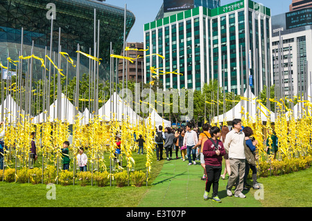 Nastri giallo appendere fuori del municipio di Seoul il 6 maggio 2014 in memoria delle vite perse in traghetto Sewol tragedia. Foto Stock