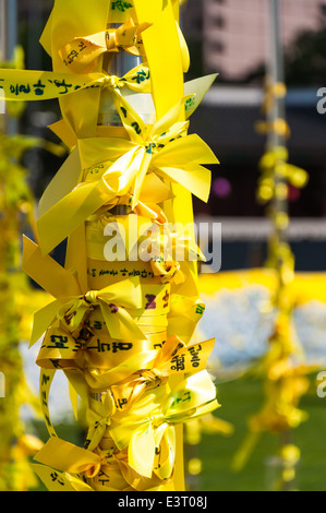 Nastri giallo appendere fuori del municipio di Seoul il 6 maggio 2014 in memoria delle vite perse in traghetto Sewol tragedia. Foto Stock