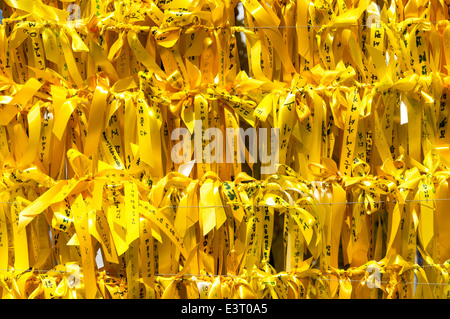 Nastri giallo appendere fuori del municipio di Seoul il 6 maggio 2014 in memoria delle vite perse in traghetto Sewol tragedia. Foto Stock