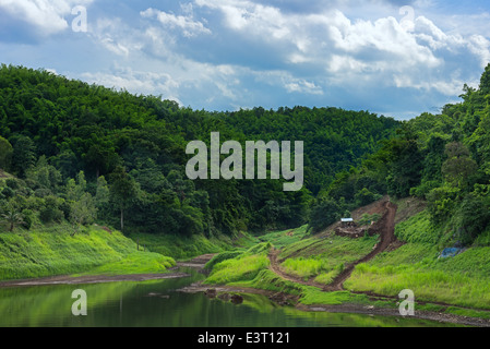 Urbano surround sul fiume con la foresta e il cloud computing Foto Stock