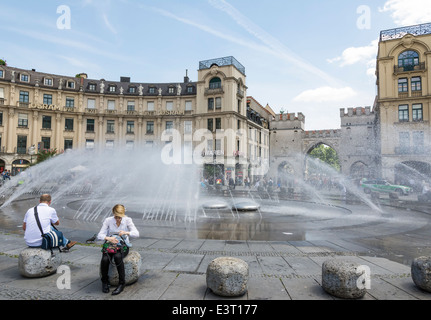 I turisti a Stachus fontana a Monaco di Baviera, Germania Foto Stock