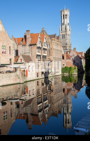 Brugge - Vista dal Rozenhoedkaai in Brugge con Perez de Malvenda house e Belfort van Brugge Foto Stock