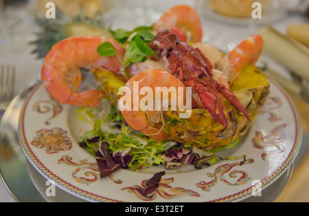 Piccante, insalata di pesce serviti in un ananas. Close-up con profondità di campo ridotta. Foto Stock