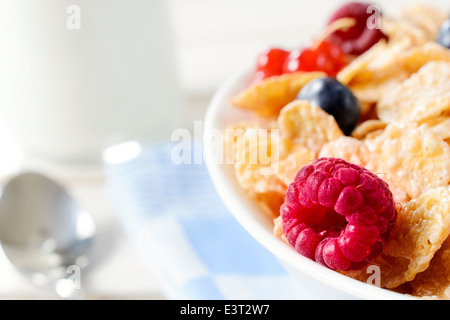 Messa a fuoco selettiva del lampone in fiocchi di mais Foto Stock