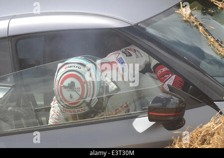 Sir Chris Hoy si è bloccato mentre sta prendendo parte a una collina temporizzato-evento di salire al Goodwood Festival della Velocità di guida di un alta motorizzate Nissan quando ha perso il controllo e skidded in velocità in balle di fieno Foto Stock