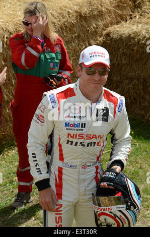 Sir Chris Hoy si è bloccato mentre sta prendendo parte a una collina temporizzato-evento di salire al Goodwood Festival della Velocità di guida di un alta motorizzate Nissan quando ha perso il controllo e skidded in velocità in balle di fieno Foto Stock