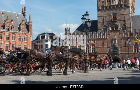 Bruges, Belgio - 12 giugno 2014: Il carrello sul Grote Markt e Belfort van Brugge in background. Foto Stock
