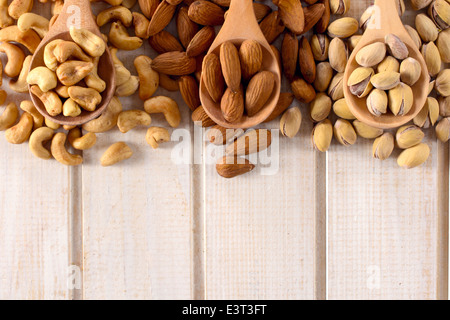 I dadi nel mix di siviere di legno dal di sopra e uno spazio vuoto al di sotto di Foto Stock