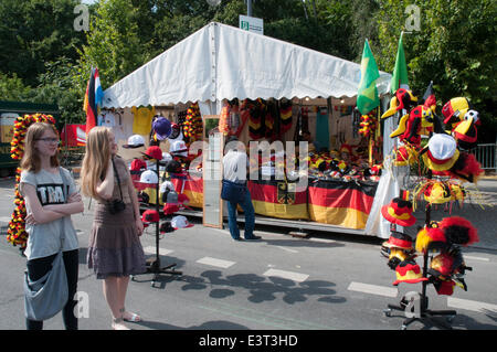 Berlino, Germania. Il 27 giugno, 2014. I venditori di souvenir a prepararsi per il 2014 FIFA World Cup trasmissioni dal vivo presso la Porta di Brandeburgo, Berlino Credito: Filippo gioco/Alamy Live News Foto Stock