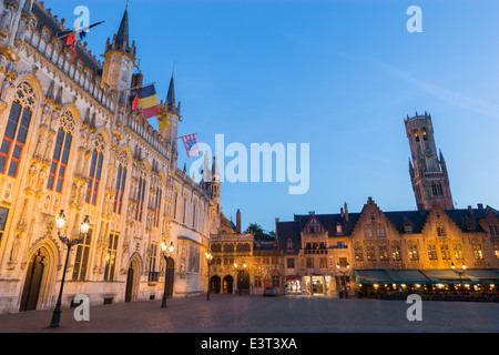 Bruges, Belgio - 12 giugno 2014: Piazza Burg e la facciata del municipio gotico. Foto Stock
