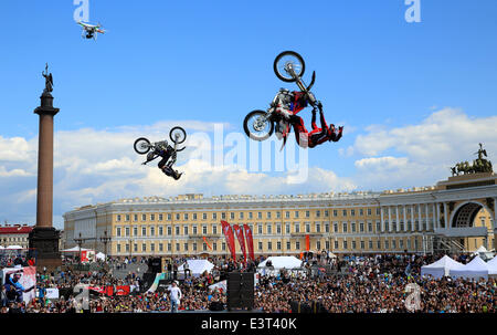 San Pietroburgo, Russia. Il 28 giugno, 2014. Motorcycle Show Adrenaline Rush FMX presso la Piazza del Palazzo a San Pietroburgo, Russia. Credito: Andrey Pronin/ZUMAPRESS.com/Alamy Live News Foto Stock