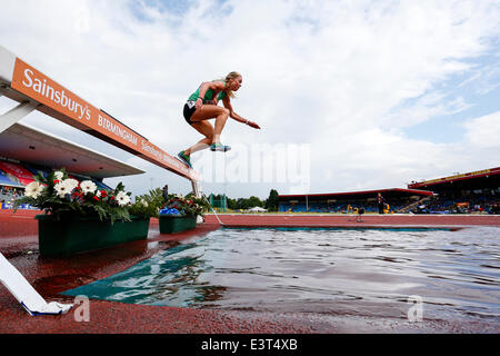 Birmingham, Regno Unito. Il 28 giugno, 2014. Emma MACREADY (Worthing) prende sul water jump nel finale di donne 3000m Siepi durante la Sainsbury's British Atletica da Alexander Stadium. Credito: Azione Sport Plus/Alamy Live News Foto Stock