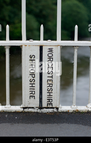 Il marcatore boundry sul ponte che attraversa il fiume teme in Tenbury Wells. Foto Stock