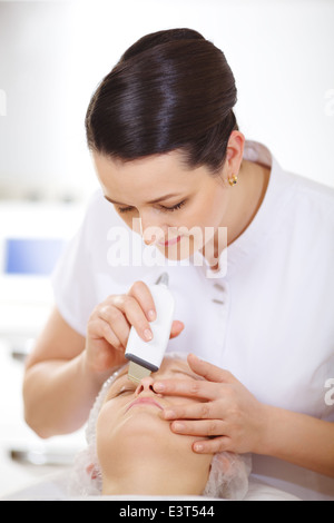 Cosmetico rendendo ad ultrasuoni pulizia viso Foto Stock