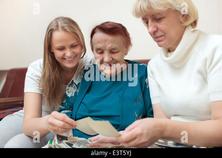 Figlia della madre e nonna guardando le foto Foto Stock