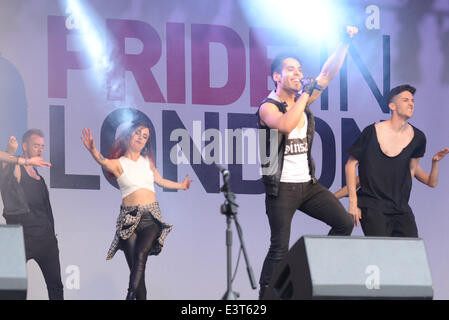 Londra Inghilterra, 28 Giugno 2014 : Dorian Reland, vincitore di orgoglio's Got Talent esegue al Pride London 2014 in Trafalgar Square a Londra. Foto di vedere Li Foto Stock