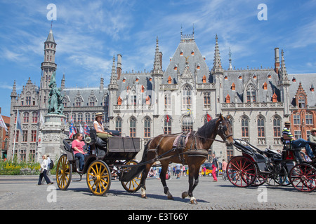 Bruges, Belgio - 13 giugno 2014: Il carrello sul Grote Markt e il Provinciaal Hof edificio in background. Foto Stock