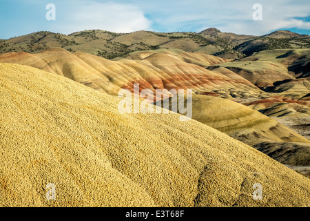 Colline dipinte mad di argilla di bentonite in John Day Fossil Beds National Monument in Oregon orientale Foto Stock