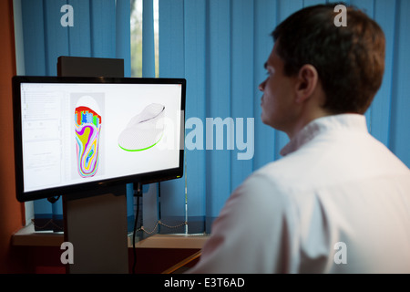 Orthopaedist al lavoro con il digitale modello predellino Foto Stock