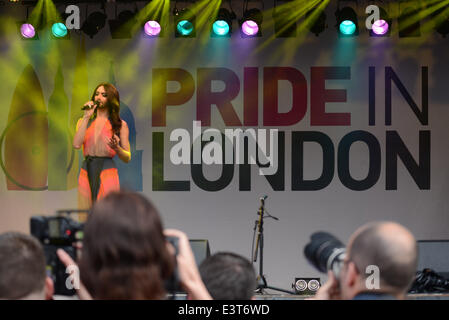 Londra, Regno Unito. Il 28 giugno, 2014. Eurovision Song Contest vincitore Conchita Wurst è apparso sul palco principale al Pride London 2014 e dal suono del tifo è stata la più popolare atto di giorno in giorno. La folla si fermò tutto il giorno, spesso sotto la pioggia, in attesa di Conchita per eseguire. Foto di vedere Li/Alamy Live News Foto Stock