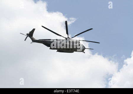 Un Sikorsky CH-53 Sea Stallion volare lontano da voi con alcune nuvole in un cielo blu Foto Stock