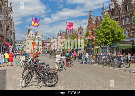 MECHELEN, Belgio - 14 giugno 2014: IJzerenleen via o piazza con la costruzione gotica del Groot Begijnhof (grande beghinaggio) Foto Stock